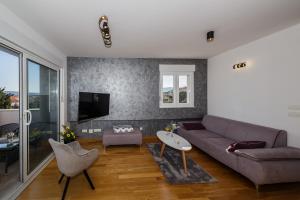 Televízia a/alebo spoločenská miestnosť v ubytovaní Apartment Angels