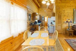 una sala da pranzo con tavolo e sedie in una cabina di Always & Forever a Gatlinburg