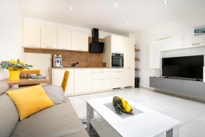 普拉Apartment Jurić - FREE COVERED PARKING的配有沙发和桌子的厨房和客厅