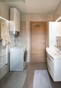 een badkamer met een wastafel en een wasmachine bij Apartment Jurić in Pula