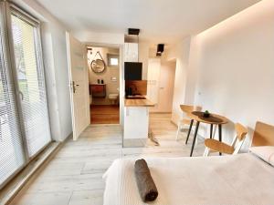 Cette chambre comprend un lit, une table et une cuisine. dans l'établissement SKALNY apartamenty, pokoje, à Ogrodzieniec