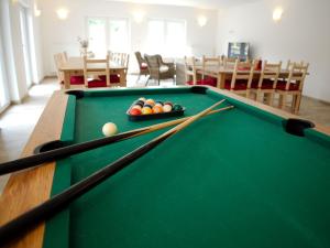 Biliár nebo kulečník v ubytování Apartmány Lhota