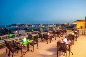 un groupe de tables et de chaises sur un toit dans l'établissement Nidya Hotel Galataport, à Istanbul