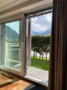 Apartmant Alpin - Top 1 by Four Seasons Apartments في كابرون: نافذة مطلة على جبل