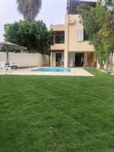 una casa con un patio con piscina en Villa 5 with Private Pool, en Fayed