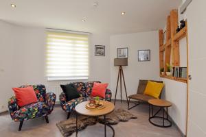 sala de estar con 2 sillas y mesa en Ferienwohnung in ruhiger Lage von Zella-Mehlis/ Wohnung Carola en Zella-Mehlis