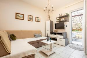 Televízia a/alebo spoločenská miestnosť v ubytovaní Apartment EVALA