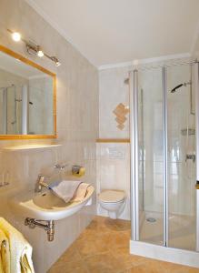 A bathroom at Gästehaus Anker