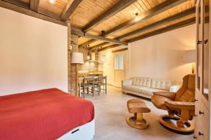 ein Schlafzimmer mit einem Bett, einem Sofa und einem Tisch in der Unterkunft Rote Wohnung - Goldenes-Häusle in Sulzbach an der Murr