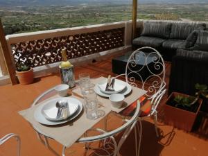 - Balcón con mesa y sillas y botella de vino en MIRAMELINDO Encantador apartamento con terraza panorámica, en Mojácar