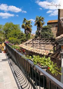 balkon z roślinami na terenie budynku w obiekcie Palazzo Raffaella Casa vacanze w mieście Castel SantʼElia