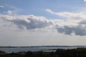 una vista de un cuerpo de agua con un cielo nublado en Villa Albeck en Rønde