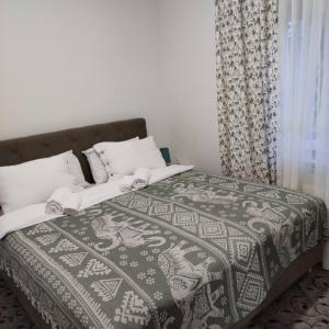 Un pat sau paturi într-o cameră la Apartman Dukat