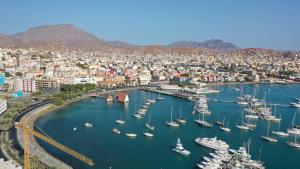 una vista aérea de un puerto con barcos en el agua en Guest House Montanha, en Mindelo