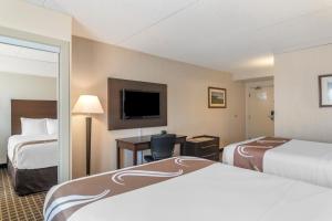 Quality Inn & Suites Garden of the Gulf في سمرسايد: غرفة فندقية بسريرين وتلفزيون بشاشة مسطحة