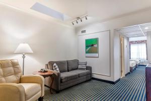 Quality Inn & Suites Garden of the Gulf في سمرسايد: غرفة معيشة مع أريكة وكرسي