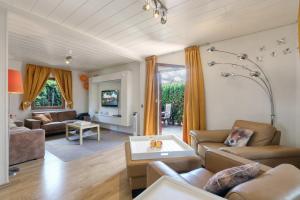 a living room with a couch and a table at Seepark Kirchheim Ferienhaus bei Viola mit Sauna in Kirchheim