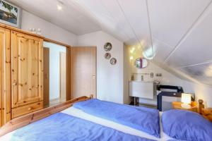 a bedroom with a bed with blue sheets in it at Seepark Kirchheim Ferienhaus bei Viola mit Sauna in Kirchheim