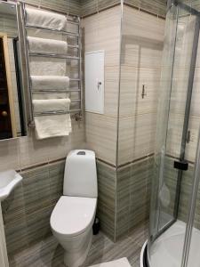 パルヌにあるTammsaare Luxury Apartmentのトイレとシャワー付きのバスルーム +22枚の写真