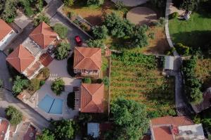 una vista aérea de una casa con techo en Retreat Homes Apokoronas, en Douliana