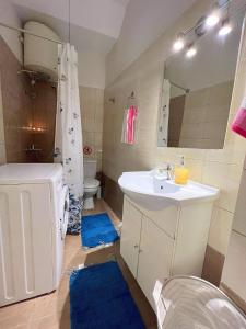 een badkamer met een wastafel en een toilet bij Casa di mare in Corfu-stad
