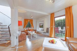 un salon avec un canapé et une table dans l'établissement Seepark Kirchheim Ferienhaus bei Viola mit Sauna, à Kirchheim