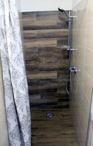 um chuveiro na casa de banho com uma cortina de chuveiro em Dom Wakacyjny Sarbsk Pomerania em Sarbsk
