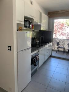 Appartement en résidence climatisé avec parking tesisinde mutfak veya mini mutfak