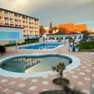 una gran piscina frente a un hotel en Hilo Verde, en Matalascañas