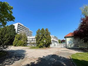 pusty parking przed budynkiem w obiekcie Fesztivál Balaton parti Apartman w Balatonföldvárze