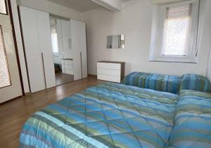 een slaapkamer met een groot bed in een kamer bij Casa Vacanza Amelia in Bosisio Parini