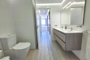 A bathroom at Ocean Garden Sunset Apartment - heated swimming pool Free WIFI Még 37 kép