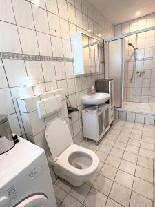 een badkamer met een toilet en een wastafel bij Wohnung in Düren Stadtmitte in Düren - Eifel