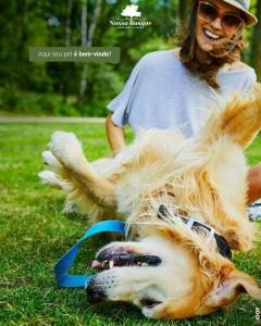 ポルト・ベロにあるPousada Nosso Bosqueの草の上に寝た犬 +128枚の写真