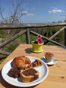 stół z talerzem chleba i ciastem w obiekcie Rifugio Garulla w mieście Amandola