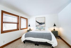 Llit o llits en una habitació de Mackenzie House by Revelstoke Vacations