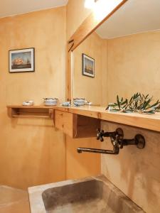 un baño con lavabo y espejo en Grande Grotta House, en Myrties
