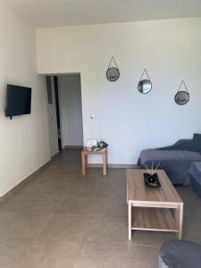 Televízia a/alebo spoločenská miestnosť v ubytovaní M & F HOUSE (παραλία Μαρκοπούλου Ωρωπού)