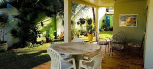une table et des chaises sur une terrasse avec une table dans l'établissement Casa com piscina na Praia de Cotovelo by Qavi, à Parnamirim