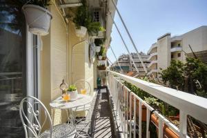 einen Balkon mit einem Tisch und Stühlen in der Unterkunft Luxury Apartments Zeas Piraeus in Piräus