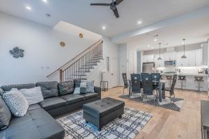 Nhà bếp/bếp nhỏ tại LUXURY 3BR, KS Bed mins away 4RM Dtown, med ctr