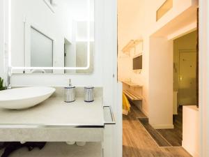 Luxury Design Madrid Center tesisinde bir banyo