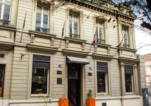 Um edifício com bandeiras americanas à frente. em Hotel Casa Zañartu em Santiago