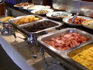 郡山的住宿－郡山星級酒店，包含多种不同食物的自助餐