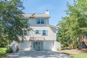 een wit huis met een oprit bij Marsh Mellow in Tybee Island