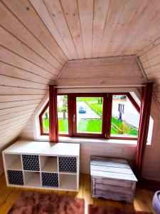 韋巴的住宿－Domki drewniane całoroczne Zielona Łeba，一间小房间,房子里设有窗户