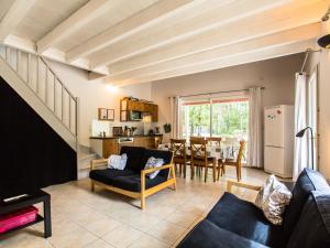 uma sala de estar com um sofá e uma mesa em Villa La Lauze em Labastide-de-Virac