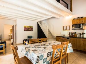 a kitchen and a dining room with a table and chairs at Villa La Lauze in Labastide-de-Virac