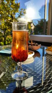 einen Drink im Glas auf dem Tisch in der Unterkunft Hôtel Villa Teranga in Andernos-les-Bains
