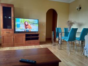 un soggiorno con TV e sedie blu di EDIFICIO CINE MON a Burela de Cabo